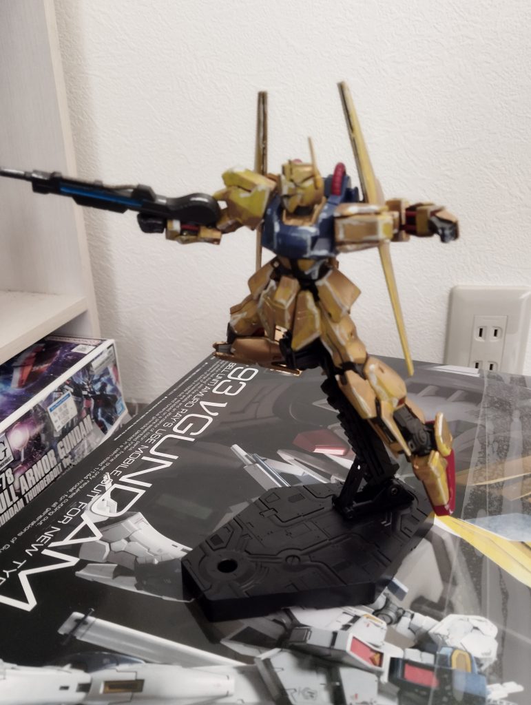 さらに別角度。本体は下地ブラック、そこにゴールド、そこにイエローとホワイトをまぶしています。なかなかに大変でした。