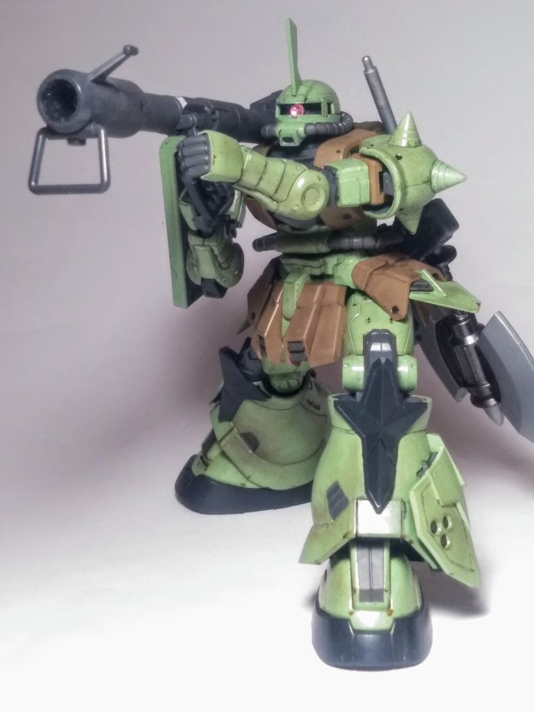 と、いう訳で  『MS-06GD ザク 地上高機動型』をコサエテみました🤣  上半身は普通なのに、下半身が盛り過ぎな処が大好きです😍💓💓              先ずは主武装となる『ジャイアント・バズ』🤔チョッと腰が退けているかなぁ?😁