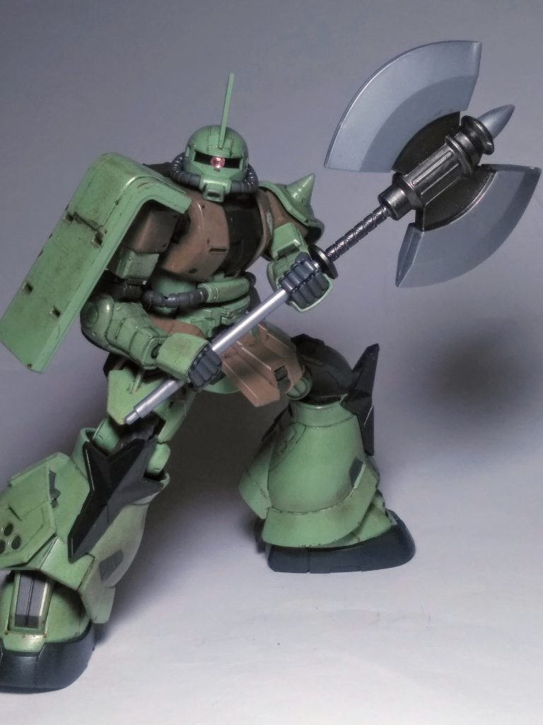 今回の『長モノ武装絶対信者』の為の         「蛇足作業」😋「ダンボール戦機のウェポンセット」より『大型アックス』を選別です😏                      おぉっ!コレは堪らん🤤