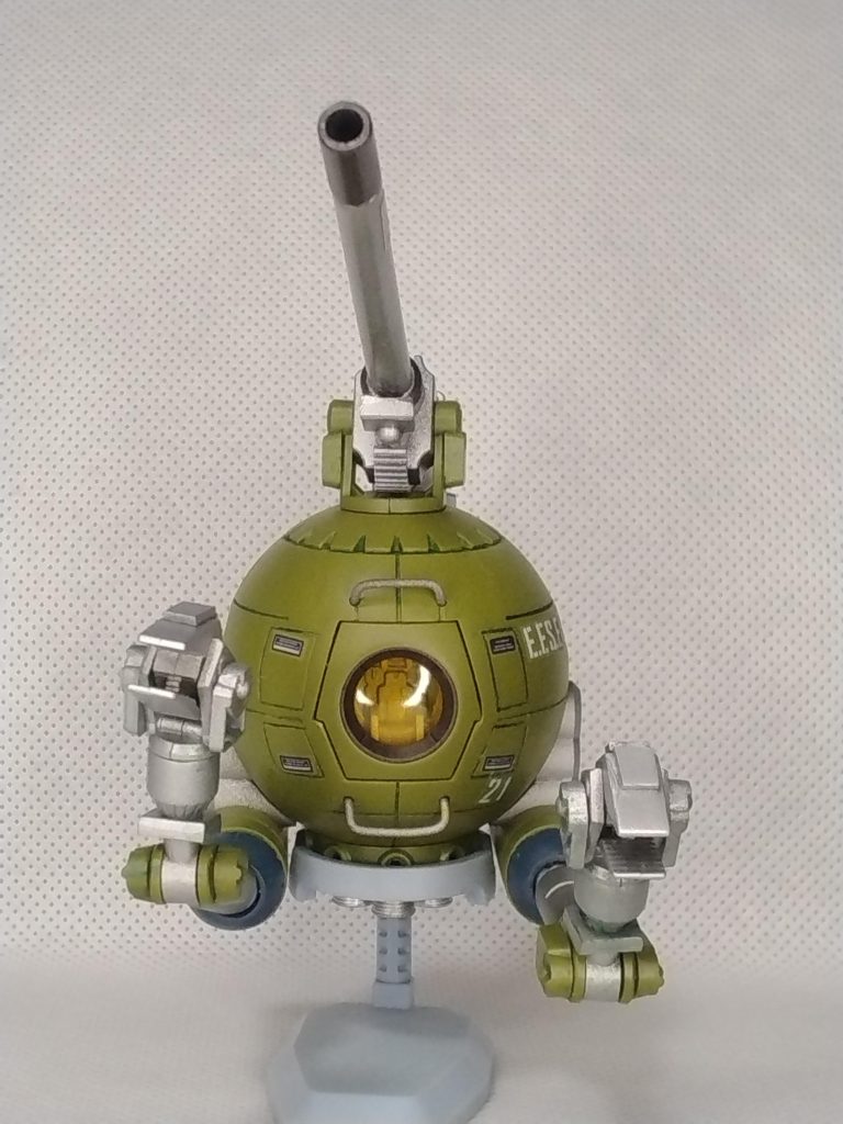 正面から。シートをオレンジで塗れば、キャノピーは緑からおれんじに変わります。