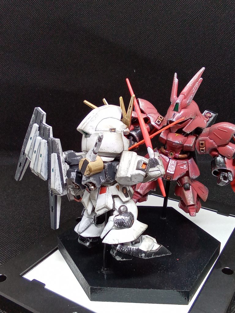 ニューのメインビームサーベルが二本あったりファンネルが両方残ってるのは見逃してください改造箇所肉抜き穴を全部埋めて全塗装ニューの足の後ろ半分をスクラッチしてますあと・・ニューの一部パーツを紛失したのでオリジナルデザインでスクラッチ