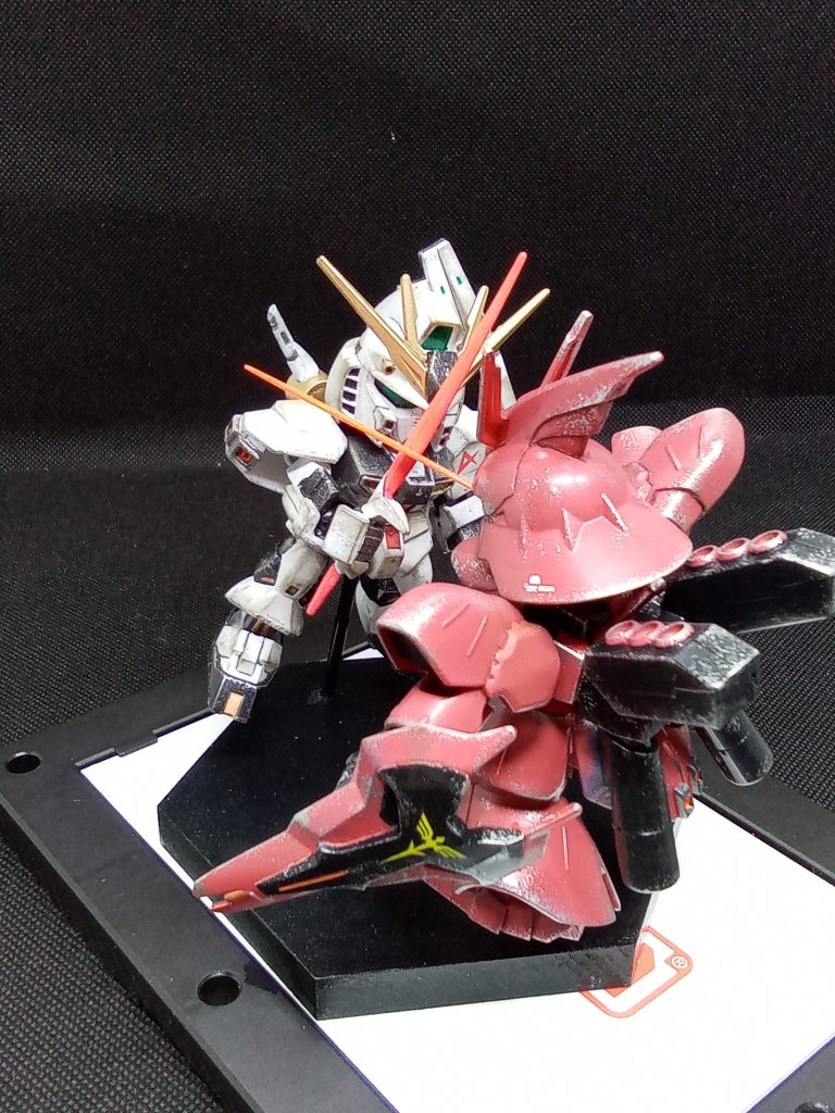 ニューはスラスターの一部が無かったり後ろ姿は肉抜き穴が目立ったので加工に時間がかかりました・・逆にサザビーは目立つ肉抜き穴がバックパックだけだったので加工が簡単♪