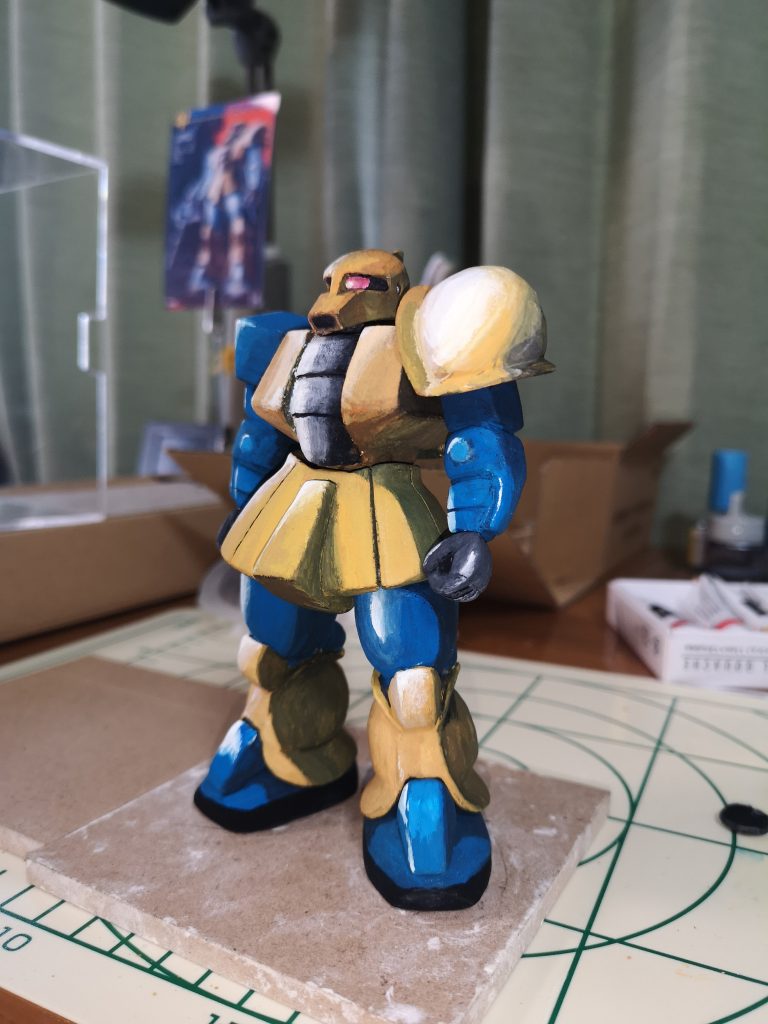 この旧ザクですが、バックに映りこんでいる絵からわかる通り、リアルタイプの配色にしました。けど、形状が全然違うんですよね私の技術が・・・というのもありますが、当初はHGのザクⅡを参考に作っていたのです。それがボルジャーノンに目が行ったり、アニメの第1話に出てくるザクに意識が行ったりとフラフラしまして太腿は太いほうがカッコいいよね!と好みを優先した結果こうなりましたw