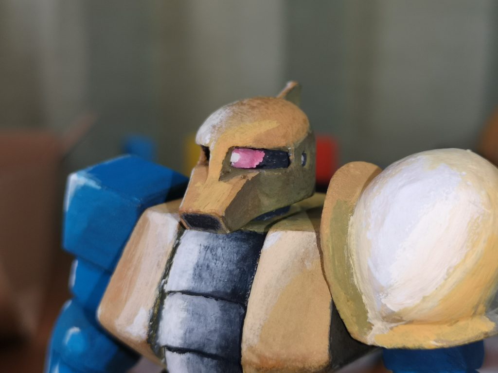 頭部は結構こだわりました・・・アップにするとアラが目立つのがツライ(涙モノアイは塗装で表現しましたが、柱?のところはちゃんと隙間ができるようにしました。サイドの部分もちゃんと繋がっています。後頭部のトサカもですが思ったより薄くしても大丈夫でした。