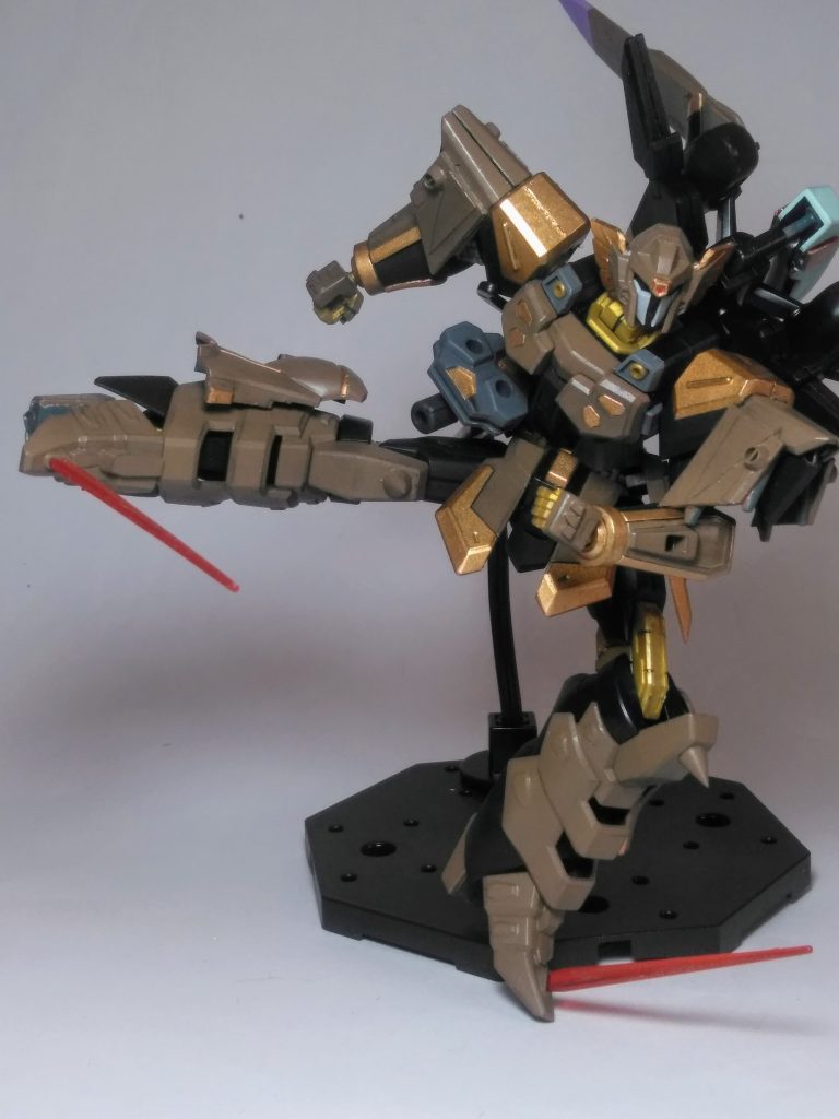 そして『スカーツ』とは🤔機甲兵の中でも圧倒的な怪力を誇り、両脚に仕込まれている槍が武器となる。背中のウィングは鉄鷲機と呼ばれ、分離して飛行が可能。スラーゼンが鉄鷲機で出撃している時はスミオンがスカーツの操縦を行っている。との事 👀複座式のこの機体『メインパイロットはスラーゼンさま』『サブがスミオンさん』と、成りますね😊