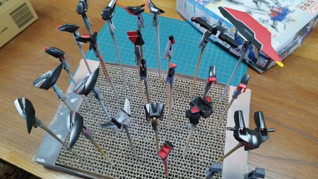 盾だけでも3色足らないのにこのあとグレーパーツが無いことに気づいて完成見本見て、足のパーツみて愕然としました。