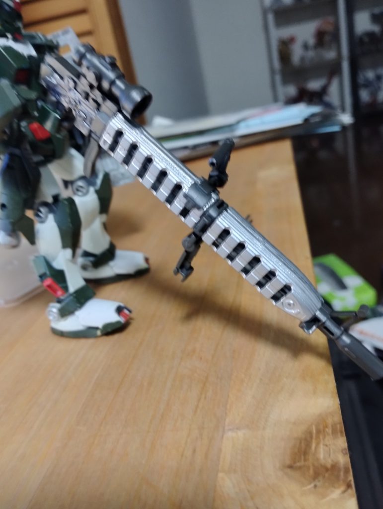 ここで秘密兵器の「ロングレンジビームライフル」ガンダムエースの付録を軽く塗装して装備にしています。