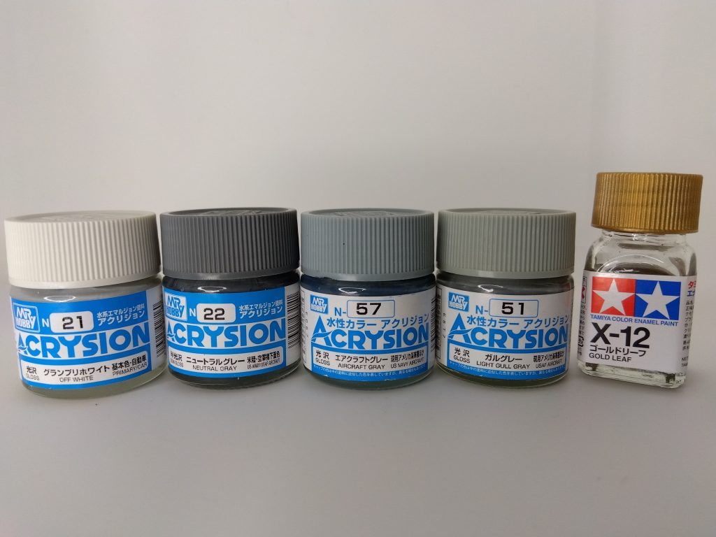 今回使用した塗料達! アクリジョンの光沢塗料を使ってみました! エアクラフトグレーとガルグレーが想像以上に緑味が強かった!
