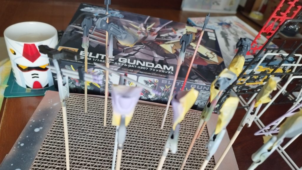 赤だけかとおもったら、手や関節、脚部グレーも足りないし、足の甲のパープルも足りてない。流石に古いキットだけある。