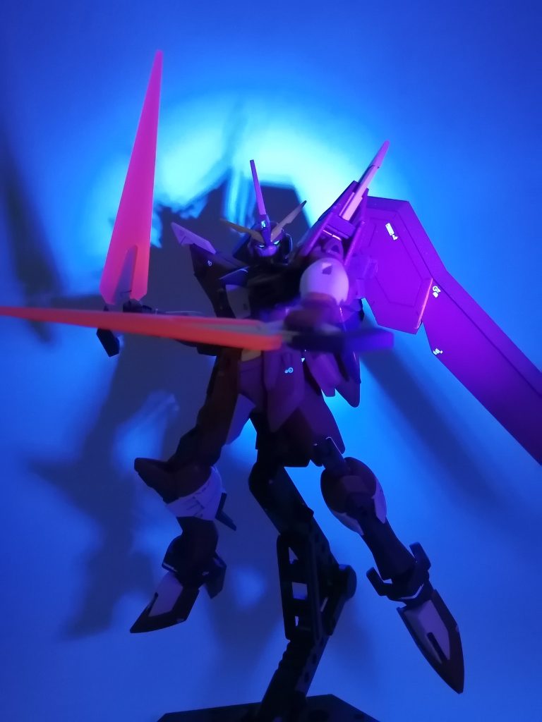 頭部カメラ・ツインアイ・ビームサーベルは蛍光カラーで塗装しているので、UVライトで発光します。最後まで見ていただき、ありがとうございます😸