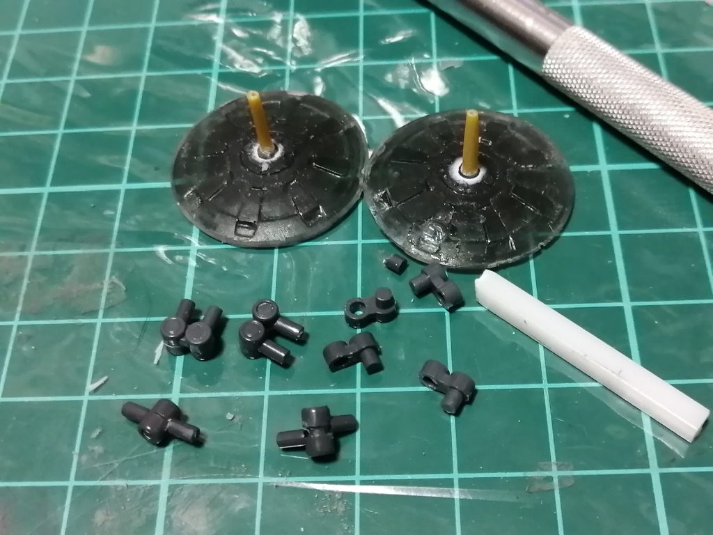 このジョイントに塗装したら割れました・・・。呼びも無いので、騙し騙し繋げてます。今後アーティファクトの可動化しようと思ったら、ジョイント買いに行かないとです。