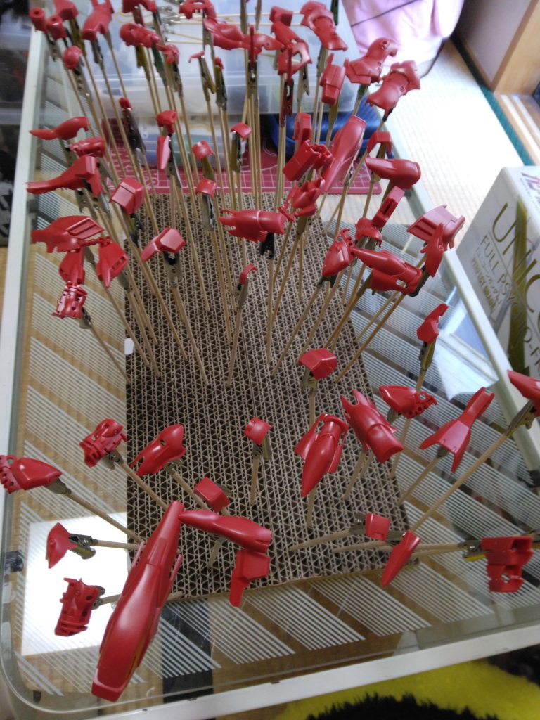 まずはパーツをヤスリがけし、中性洗剤で洗浄・乾燥させました!