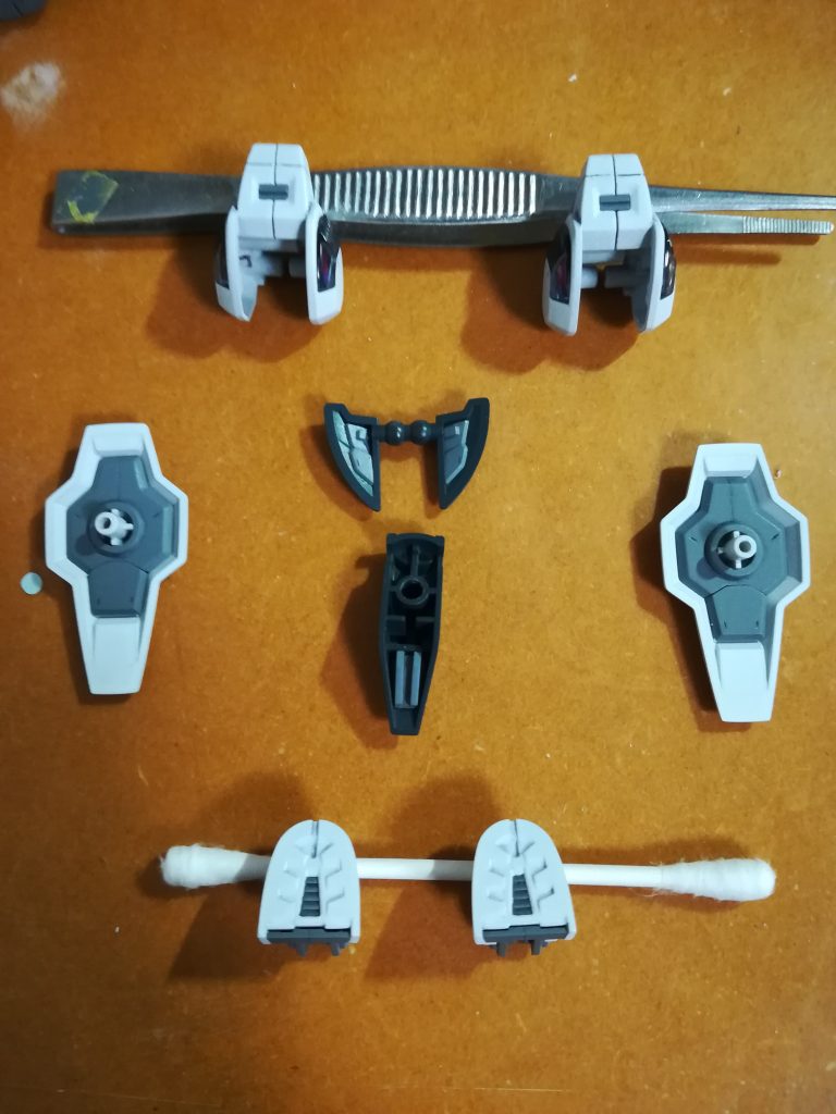 各部裏面腰周りの裏面には、裏打ちパーツを製作して貼り付け。肩・足裏のダクト部は、くり抜いて段状のモールドプレートをはめ込みました。