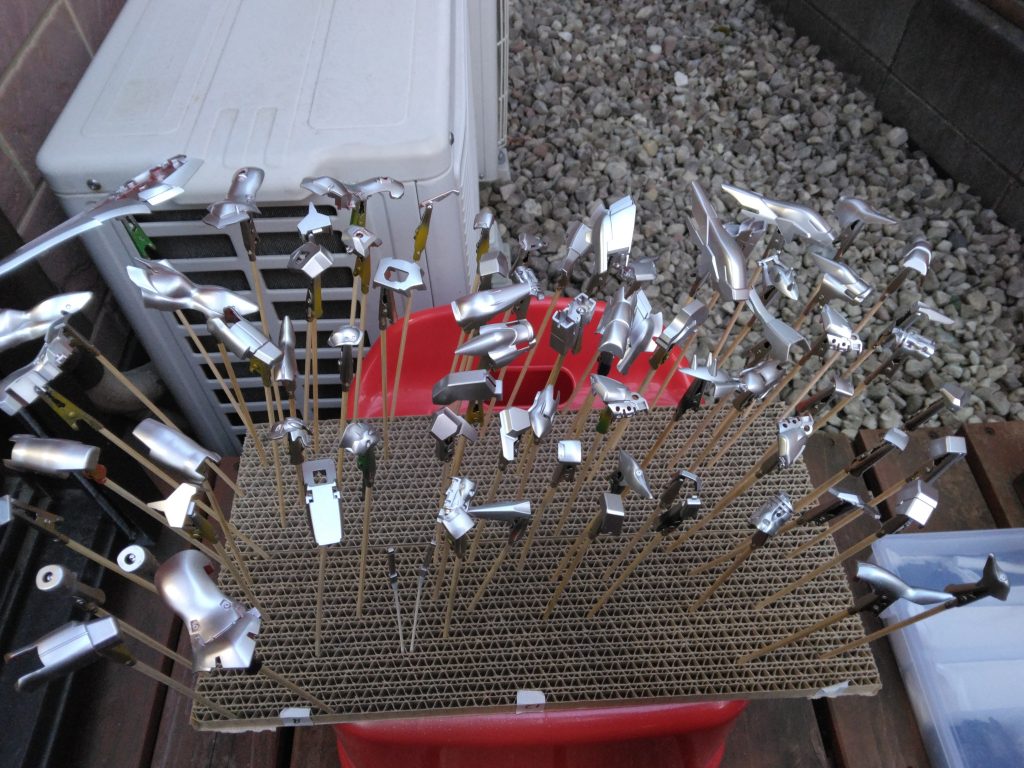 まずは、クレオスのファインシルバーを数回塗装。