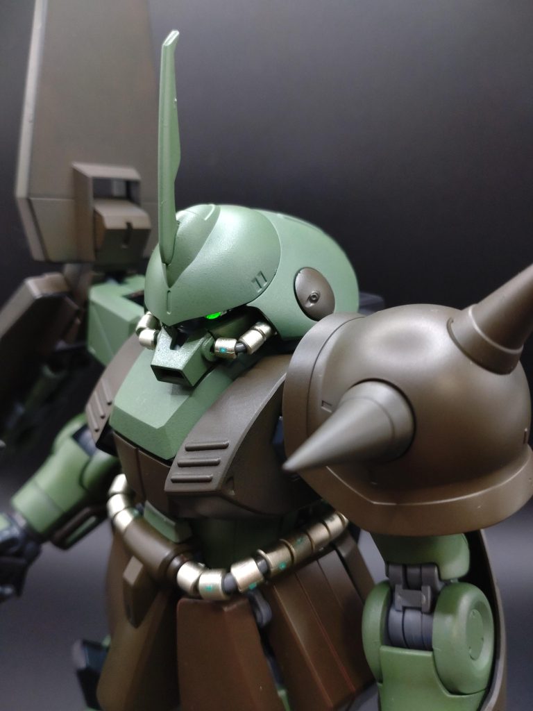 ちゃんとモノアイも光りますデカールは貼ろうか悩みましたが塗装が削れるのを嫌って貼らず。動力パイプはゲート跡が目立つので再塗装が必要…。