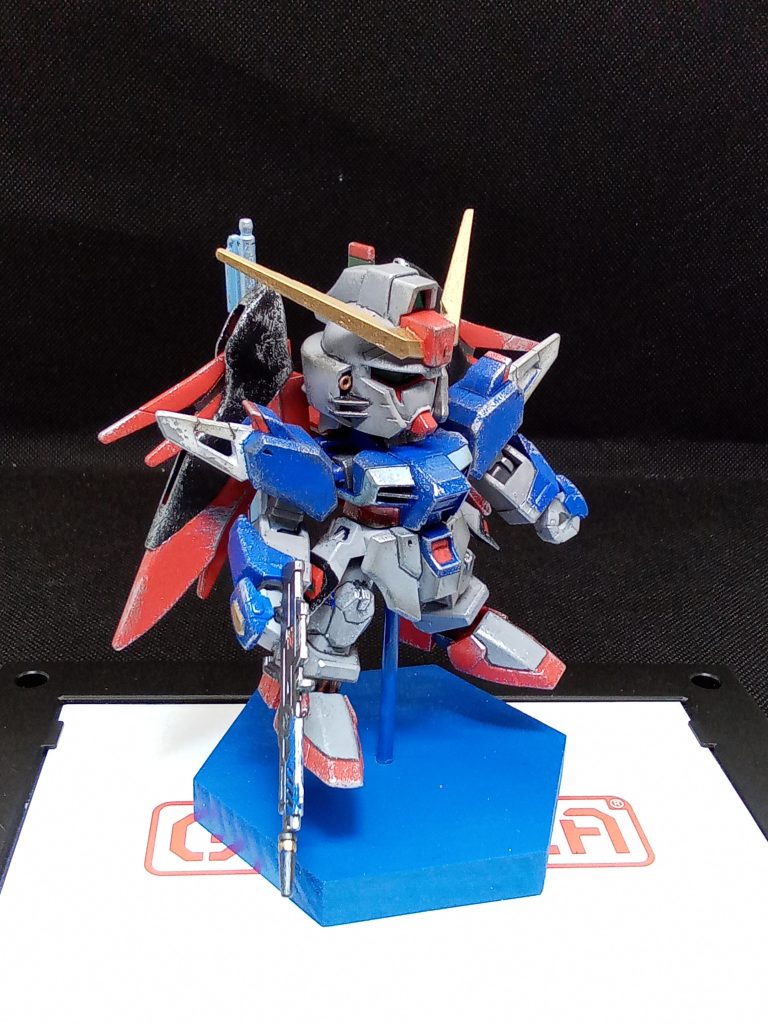 塗りわけは大変ですがあまり肉抜き穴は目立たないキットシールドと光の翼が無いのは残念