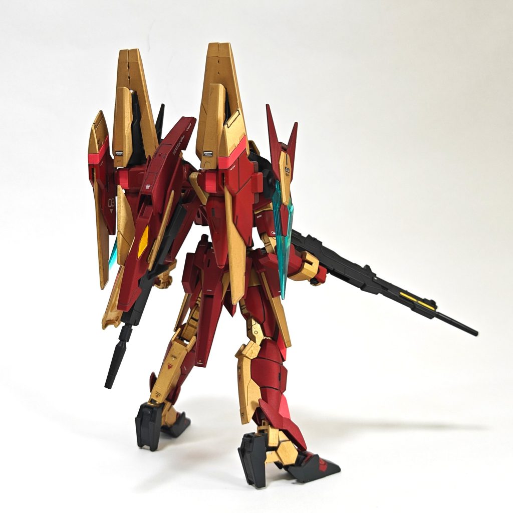 背部にはフライトユニット装備AGE2マグナムのライフルは背面マウントしスタビライザーとして機能