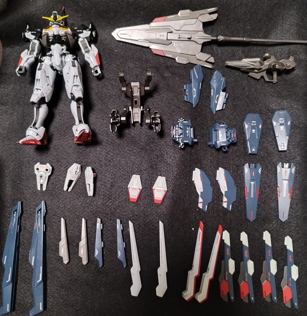 ガンビットは全部で25機(ふくらはぎ用ビット2機を置き忘れました)デカすぎて合体武器になれなかったリベイクライフル君もビットです。外れるパーツはすべてビットの精神必要パメスコは…エリクトちゃんお願いします