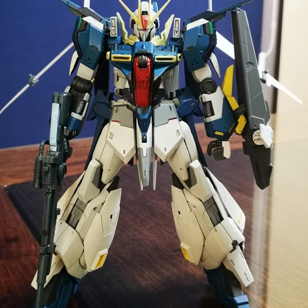 閲覧ありがとうございます！先日のガンダムリントヴルムの続きです!全体に塗装してみました今回はこんな感じで行こうと思いますバックパックのバインダーを装着すると雰囲気が変わりますねさらにカッコイイですこれから細かい所を仕上げていきます今日ははここまでです（2枚目）