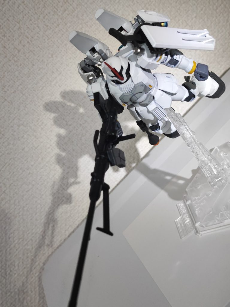 胸の部分はニュートラルグレー2ですアンテナをシャインレッドで