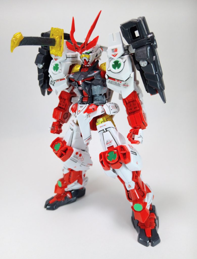 戦国アストレイ頑駄無 弐式関節はところどころゴールドフレームのものを使用しました。デカールはセリアのモデラーズステッカーを中心に貼っています。