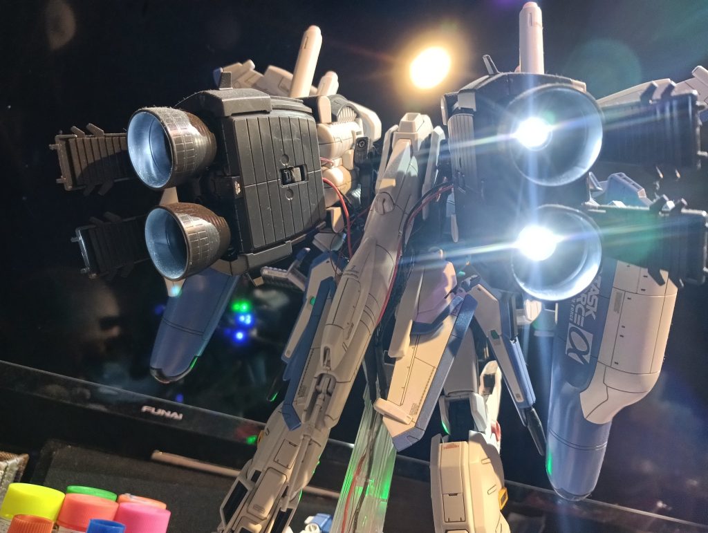 ブースターも砲弾タイプのLEDを使ってます👍自立困難で台座使ったのでこの時は腰から露出配線です。