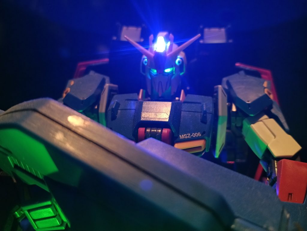 ツインアイはグリーン、メインカメラはブルーです👍