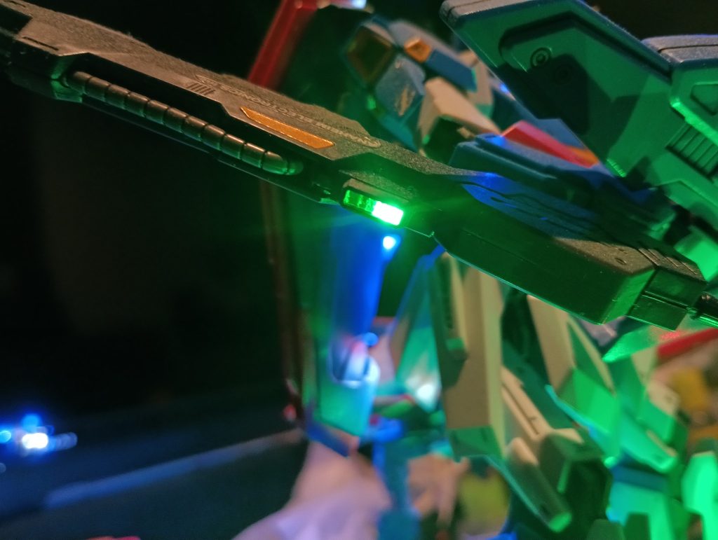 腕にマウントしたビームライフルのセンサーにも👍