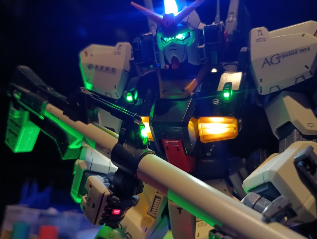 メインカメラはブルー、ツインアイと各種センサーはグリーン👍胸のインテークにはホワイトを入れてます👍バルカンポッドのセンサーは断念しました😅💦