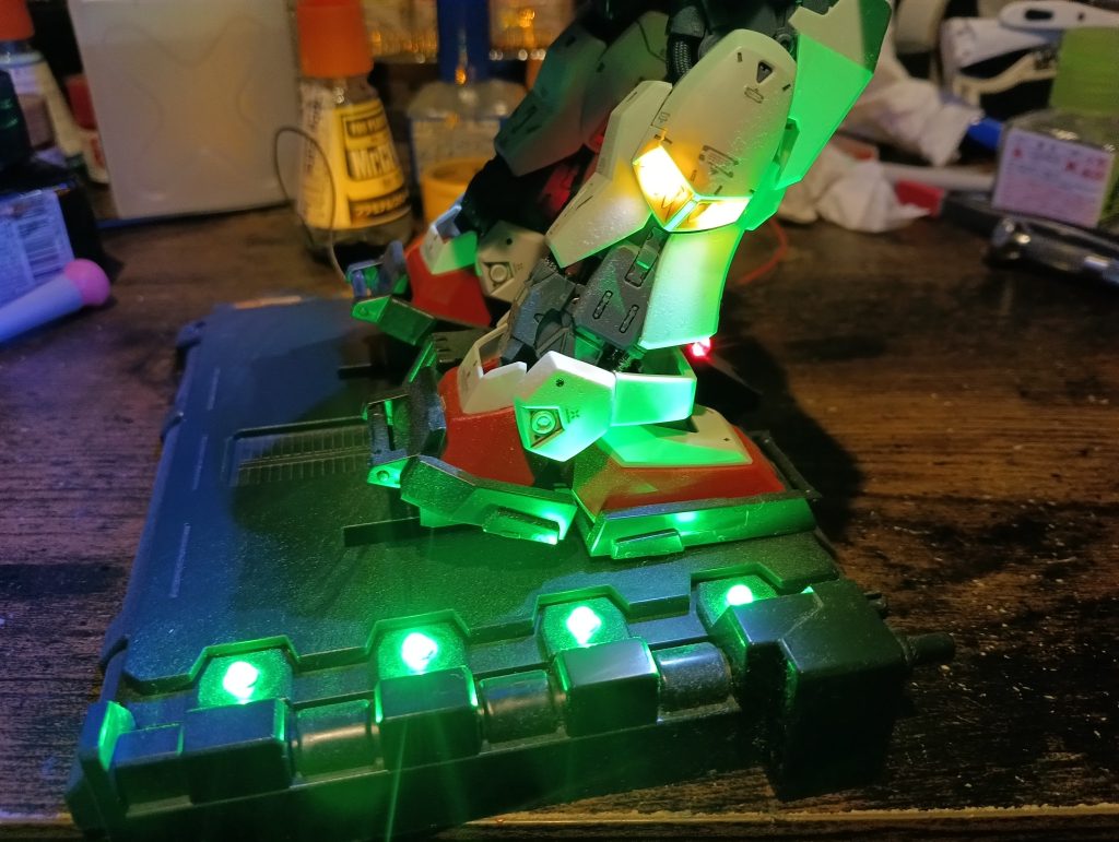 附属の台座がイイ感じです😅