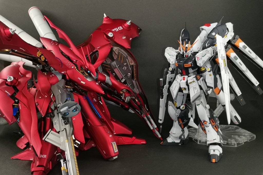 ようやくRG Hi-vの隣に並べてあげる事ができました。ずっとこれがやりたかった…!感無量です。HGUCナイチンゲール、本当に奇麗なプロポーションで、評判どおり試行錯誤しがいのある素晴らしいキットでした。4月に再販予定とのこと、どうか欲しい人の手に行き渡りますように。最後までご覧いただきありがとうございました。