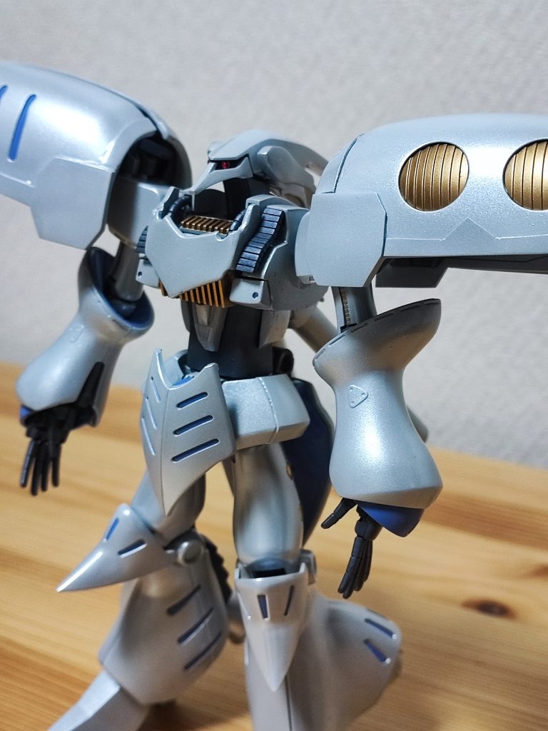 胸部を小さくし、腹部を延長しています。