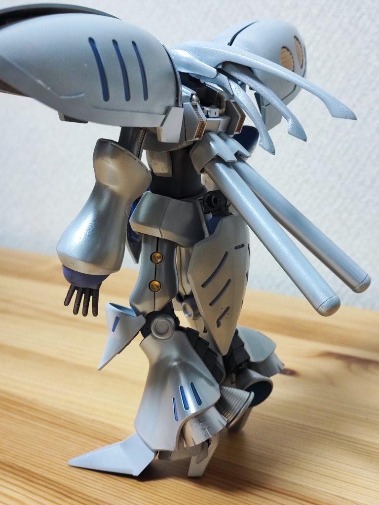 背中にあったビット収納部を腰部へ移動し、寂しくなった背中になんとなくタンクを設置ｗ。