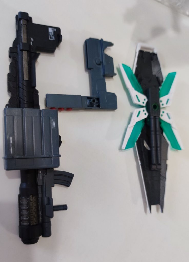 実弾系シールドは、グレネードのラックを軸としてプラ板にて形状追加し、専用ジョイントをスクラッチしています。付けばよかろう、ということで、ディテールはかなり甘めです…。