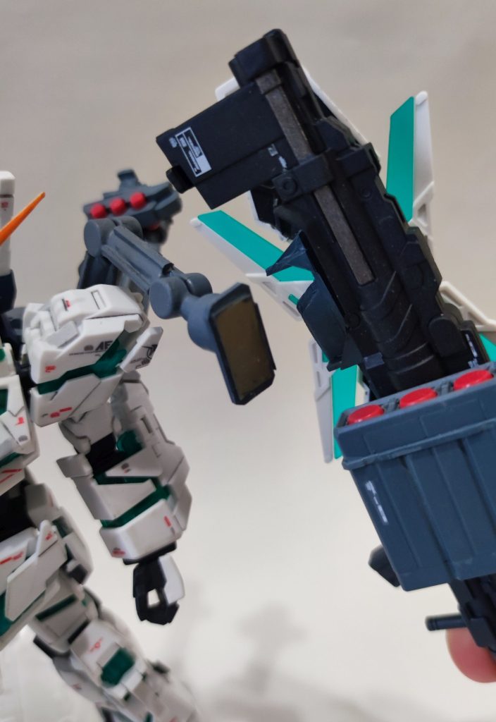 ネオジム磁石を仕込んでおり、着脱容易にしています。磁石の相方部分は、これもあるものを使おうというスタンスで、スチール缶から切り出したプレートを貼り付けています。なお、サブアームはフリマアプリにて入手したガチャポン戦士F用の台座を流用しています。ただ、たぶん素材がABSだったようで、塗装の際にヒビが入ってしまいました…。ゆるゆるになったジョイントの修復として、おゆまるとレジンによるパーツ複製を初めて行い、そちらに交換することで対処しました。