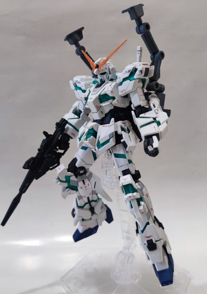 素体はこのようになります。アンテナはゴールドだと浮いてしまったため、前作νガンダムのときに調色してとっておいたオレンジで塗装しています。その他、ホワイトが多すぎるため、一部ライトグレーにて差し色を入れています。プロポーションの変更は一切していません。水転写デカール、20年以上前に扱った際は、ずれるわ破れるわで散々な印象でしたが、今回は初めて使ったマークセッターが功を奏したのか、非常に快適に添付することができました。