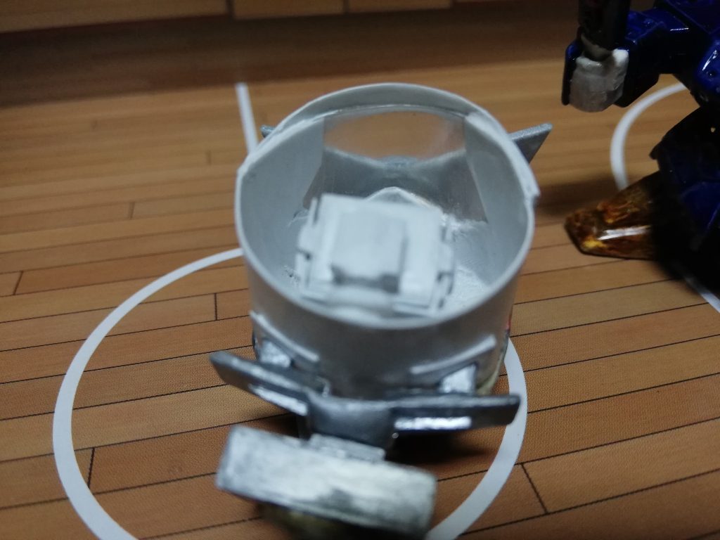 肩アーマーは兜の中に仕込みました