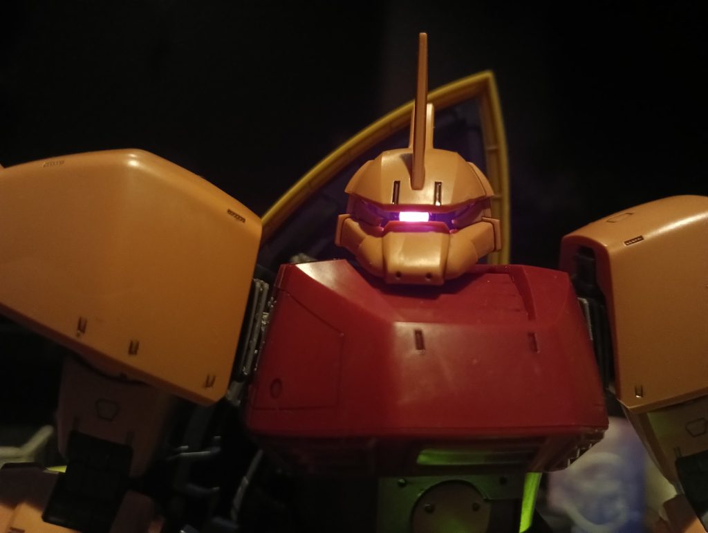 LEDを組込む為に軸の一部を切ってるのでモノアイの可動はオミット😅💦