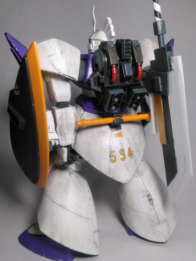 『ゲルググ』は「UP主」が世界で3番目に大好きな機体😆💕 (まぁ、同率3位も沢山いるけど😋)特にこの子。「MG ver,1.0」のデザインは大好物💞スタイリッシュなボディが「豚さん🐷のイメージ」を払拭してくれます👍😘