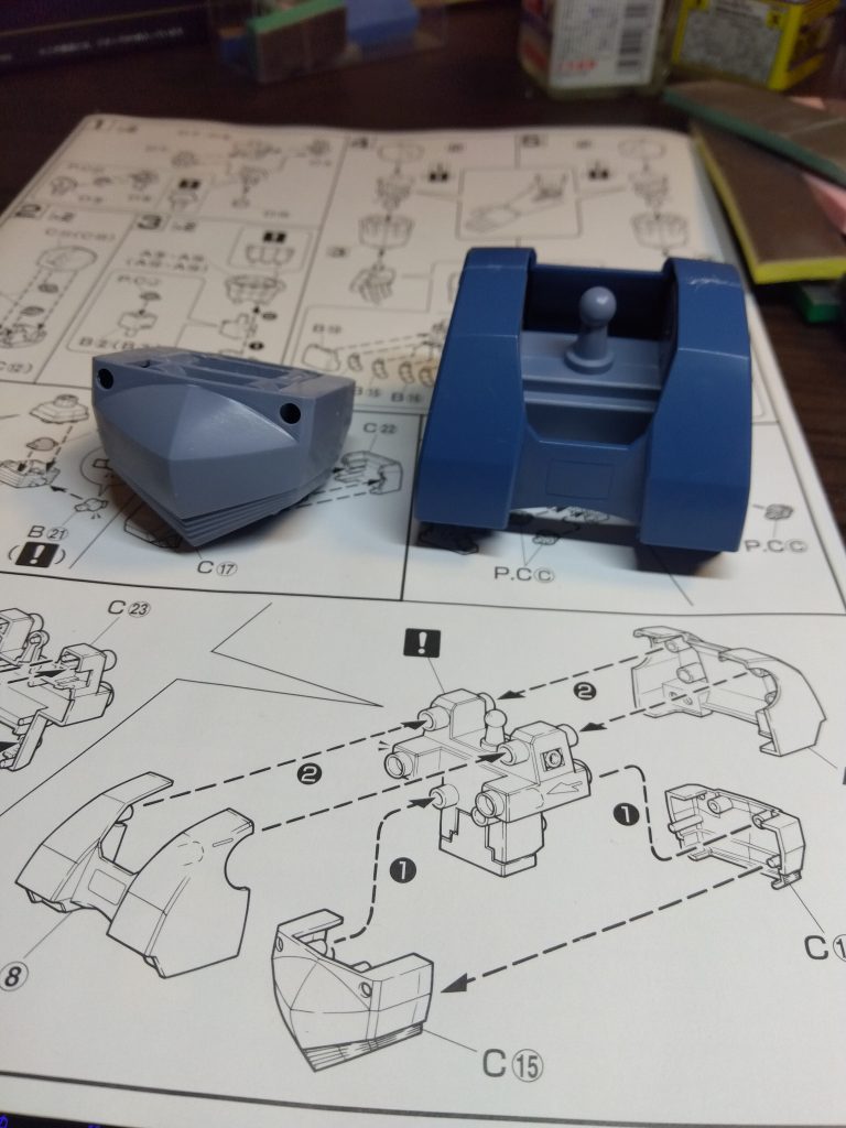 塗装し易いように胸部と腹部をきりました！