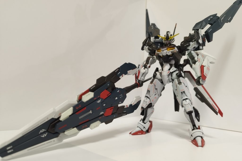 ブラスターモードクソデカ近接武器ですがビット達の推力で振り回すので軽いです。ちなみに鈍器MS並の質量を高速でぶつければ大体ぶっ壊れます使用するとビット同士のコネクタがガッタガタになるので戦闘中継でこのモードが映ると整備班は泊まりの用意を始め、顔を合わせると目茶苦茶怒られる気力150で極長ビームサーベルを展開するとかしないとか