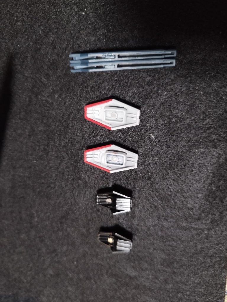 ビットの一部、本体の両腕とふくらはぎ、ビームライフル、リベイクライフル本体にネオジムを仕込んで、ビットを接続しています