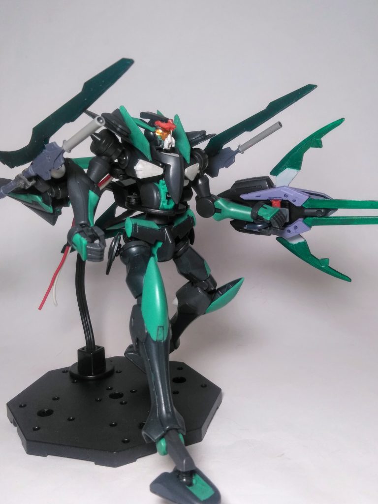 射撃兵装が寂しいので「ロングレンジ GN ビーム キャノン × 2 」を装備です 😄此方も「T.G.グレイシャー」のアノ 槍なのは"バレバレ"ですね😩    因みに"お腹"に「GN バルカン(キャノン?)」が在る模様🤔