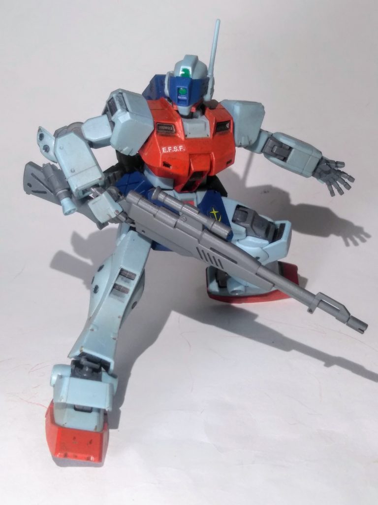 世間一般では『RX-78より強い』と、言われるこの子😄　　　　　　　　　　　　　　　　　　　　　　　　　　　　　　　　　　　　　　アニメ初登場時のアノ扱い❗今でも涙が止まらない😭💦この子の可動域は＂申し分は無い＂のですが｢スナイピング ポーズ｣を取らせるのはチョッと＂シンドイ＂かなぁ？ (;´Д`)ﾊｧﾊｧう～ん😍この『狙撃用ライフル』良いですねぇ🤤 何故か説明書に型式名が載って無い 🧐