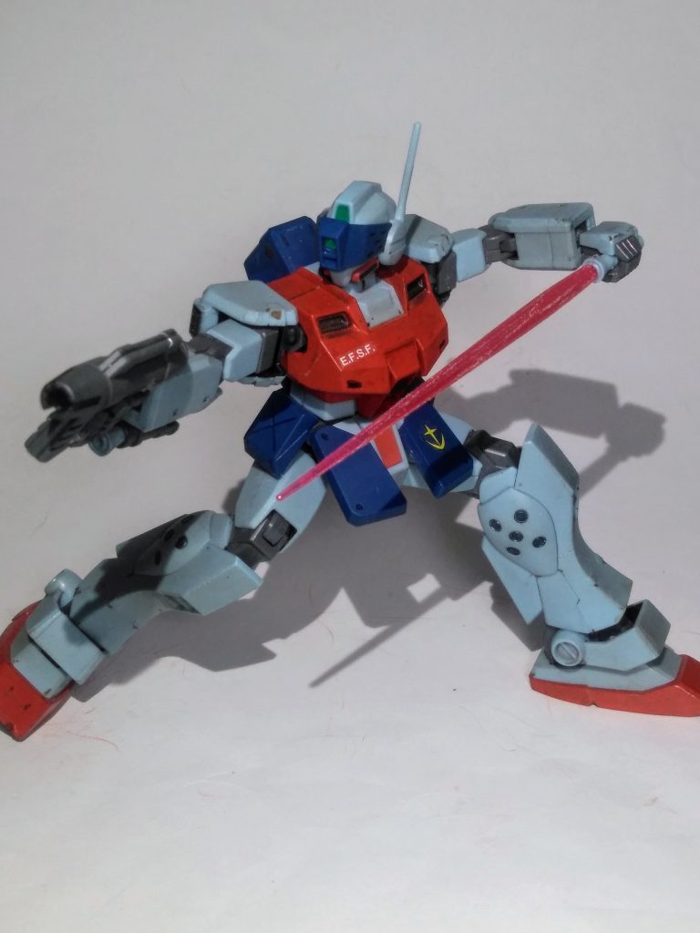 お腰に装備の｢ビーム サーベル｣を抜刀です😤既存品の『ジム・コマンドのサーベル』は残念仕様だけど、コチラは＂シッカリ＂造られております😃💞まぁ、『コマンド』は＂HG黎明期＂だからシャーナイかぁ😩