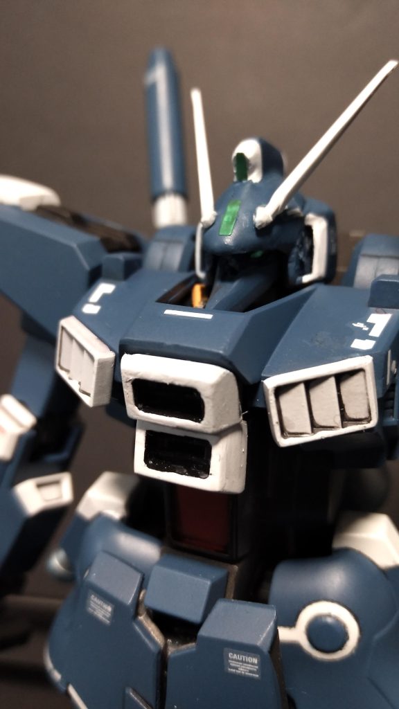 一番苦労した頭部です。近くで見ると...な出来映えですが、ここが一番時間が掛かり苦労しました。色々な頭部パーツを切った貼った削ったして此処までたどり着いてギブアップしました。パテを形状出しとして初めて利用しましたが上手く削れず、ウネウネしてます。