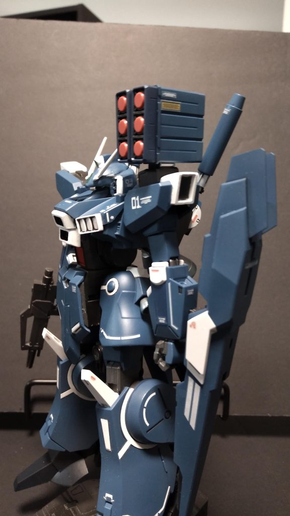 シールドはMGリゼルの物をそのまま流用しました。肩部もマークⅤとは形状が大きく違いますが、流用出来そうな部材が見つからず断念しました。胸部は出来はイマイチですが大きく形状が変更出来てかなりマークⅤ風に近づけたと思います。