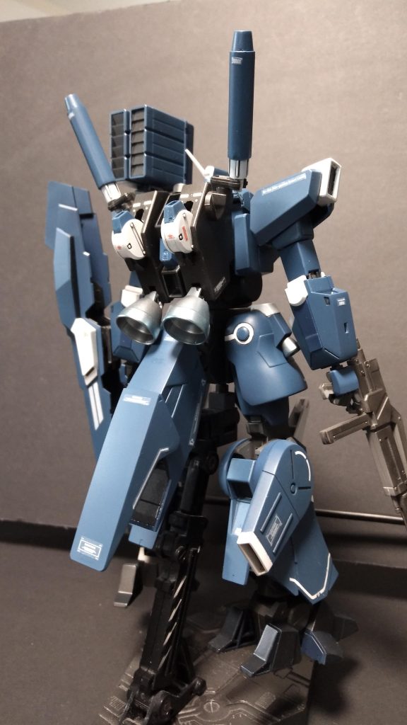 ミキシングのきっかけとなったランドセル廻りです。シルヴァ・バレトとマークⅤの最大の違いがこのランドセルとなります。バレトは、このランドセルを挟み込む様にブースターが搭載されてました。ブースターを外して試行錯誤しているうちに上下逆にするとバーニアの可動取付が可能となり大型ビームサーベルの取付基部も流用出来る様になりランドセルをマークⅤ風にしていくとドンドン他の部位もマークⅤとの違いが気になり、アチコチ流用してそれっぽく見えるようにジャンクパーツをガサガサしました。