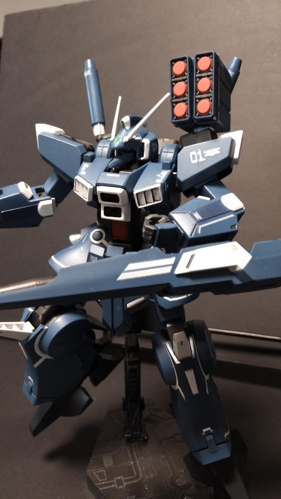 アクションポーズです。今回参考にしているパッケージアートが無いのでなんとか中途半端なポージングとなりました。ビームライフルもシルヴァ・バレト付属のジェガン用となり無改造です。