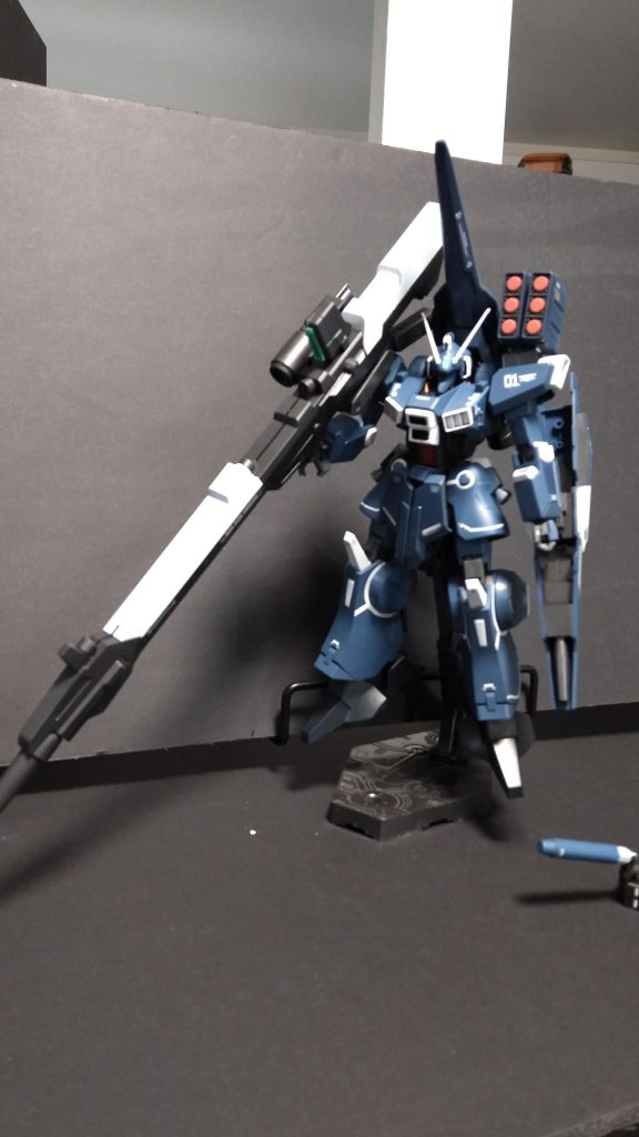 シールドブースターは背後に装着出来ませんが、変わりにMGリゼルのメガランチャーが搭載可能です。ビームライフルの代わりに塗装してネオジム磁石にて接続可能です。